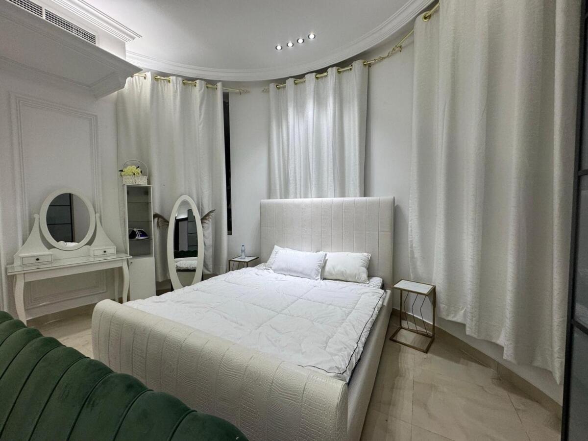 Luxurious And Elegant House *